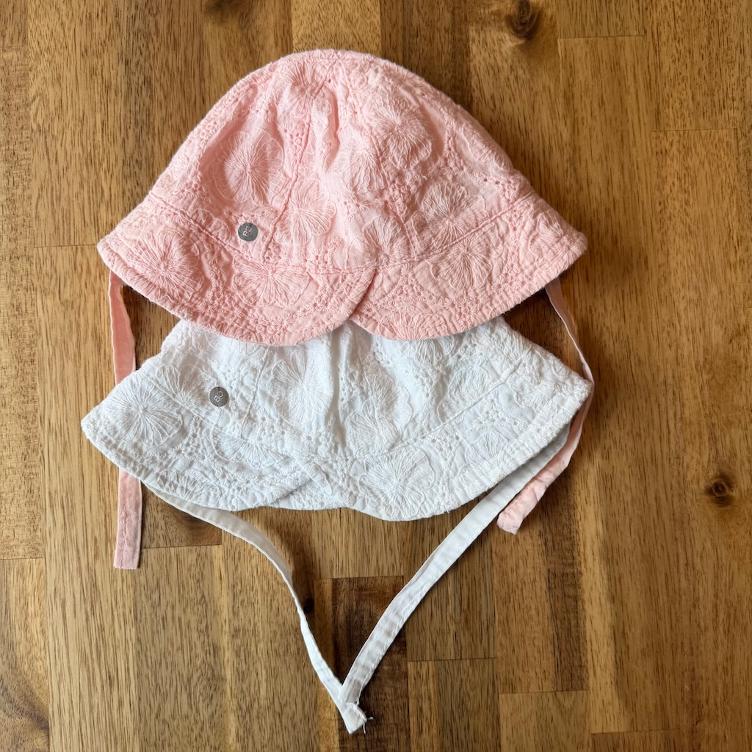 Pre Loved 2er-Set Baby-Sonnenhüte von OBAÏBI I Rosa & Weiss I KU 44