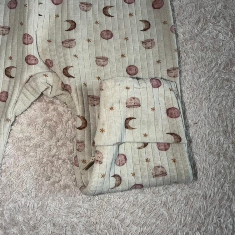 Pre Loved Strampler von Hust & Claire I Beige mit Mond-Print I Gr. 56 - 1