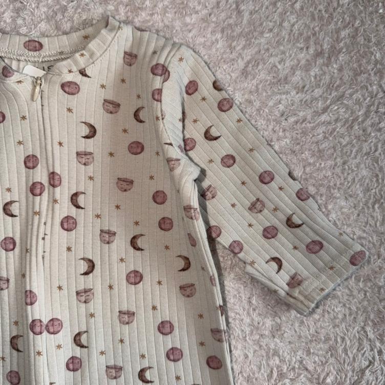 Pre Loved Strampler von Hust & Claire I Beige mit Mond-Print I Gr. 56 - 0