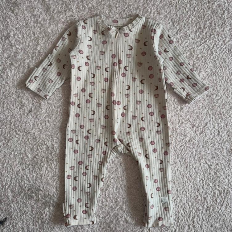 Pre Loved Strampler von Hust & Claire I Beige mit Mond-Print I Gr. 56