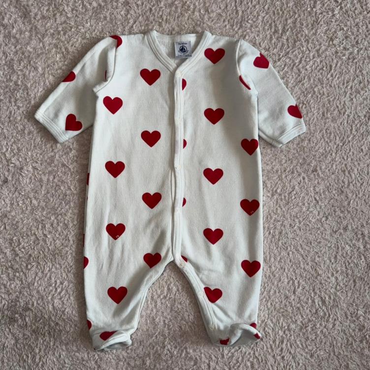 Pre Loved Strampler von Petit Bateau I Weiss mit roten Herzen I Gr. 3M (60 cm)