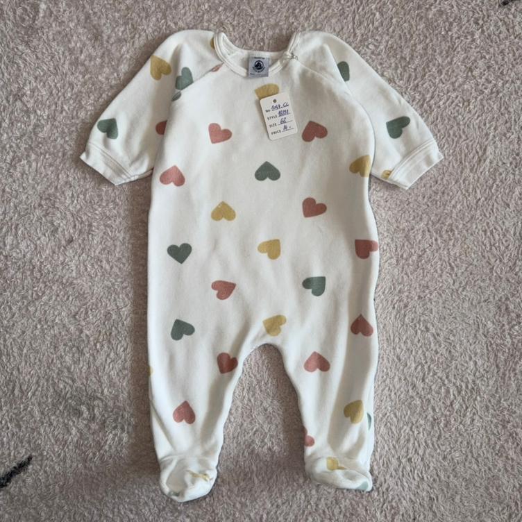 Pre Loved Velours-Strampler von Petit Bateau I Weiss mit pastellfarbenen Herzen I Gr. 68