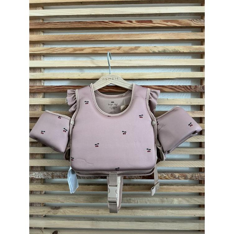 Pre-Loved Schwimmweste von Konges Sløjd | Farbe: Rose mit Kirschen | Gewicht: 11–15 kg