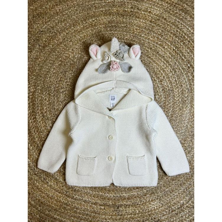 Pre-Loved Strickjacke von Baby Gap | Offwhite mit Unicorn-Details | Grösse: 68 (3–6M)
