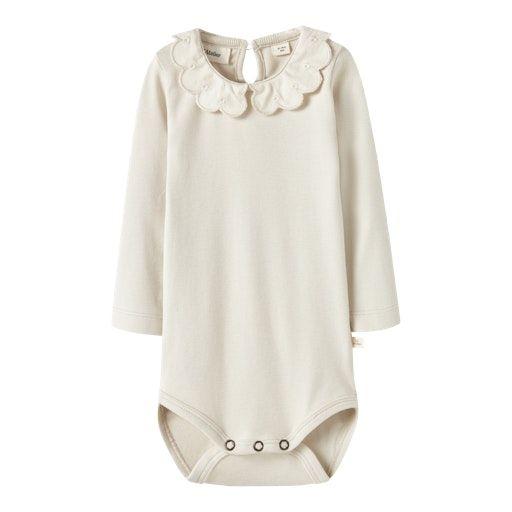 Lil’ Atelier Rib Bodysuit mit Kragen – Nachhaltig, weich & stilvoll