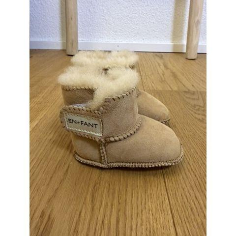 Pre-Loved Lammfellschuhe mit Klettverschluss von EN FANT | Beige / Camel | Grösse: 19/20