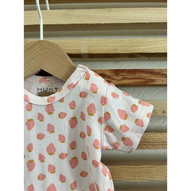 Pre-Loved Body von Hust & Claire | Rosé mit Erdbeer-Print | Grösse: 62