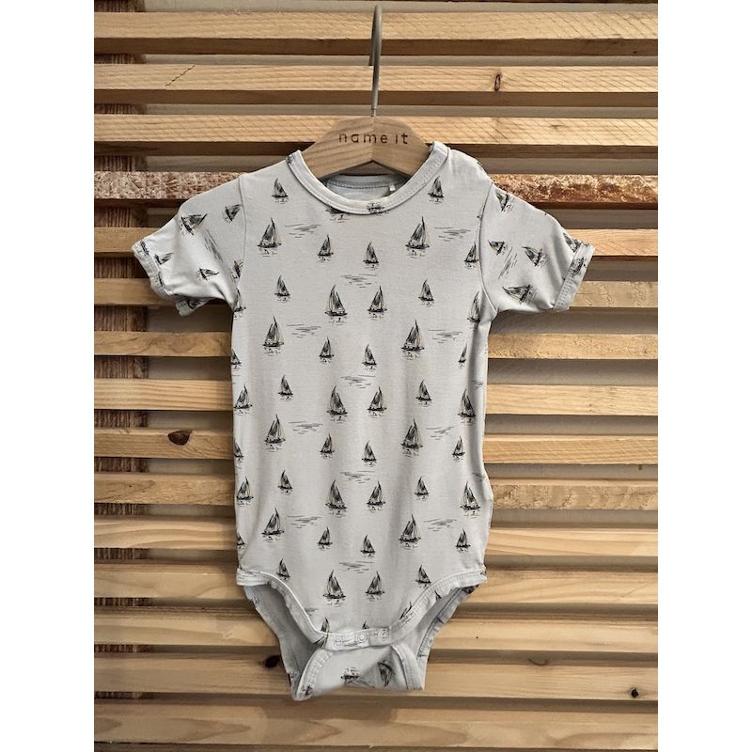 Pre-Loved Kurzarm-Body von Fixoni | Farbe: Hellblau mit Print | Grösse: 80