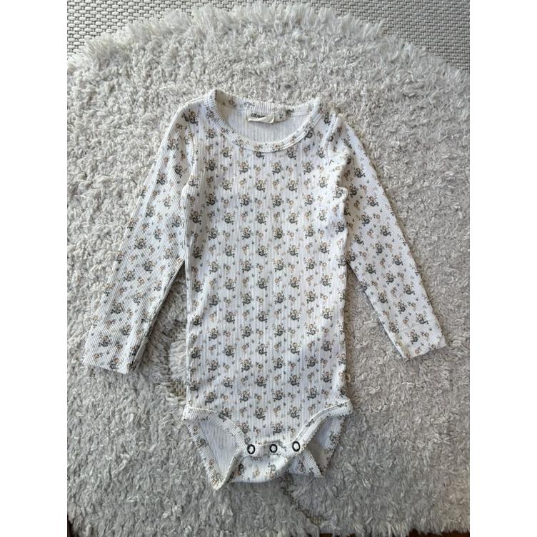 Pre-Loved Body von Lil’ Atelier I Weiss mit beige Blumenprint I Grösse 86