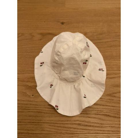 Pre-Loved Sonnenhut von Konges Sløjd | Offwhite mit Cherry Print | Grösse: 2-3Y