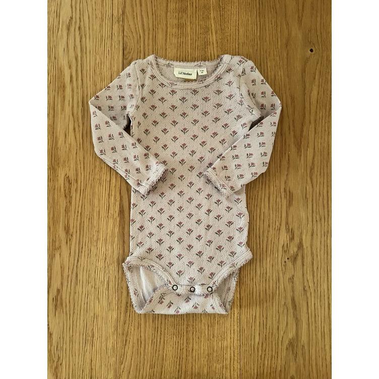 Pre-Loved Body von Lil’ Atelier | Farbe: Violet Ice mit Tulpen-Print | Grösse: 68