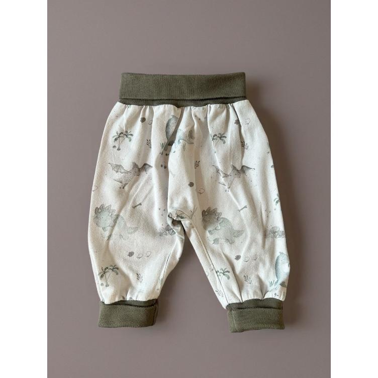 Pre-Loved Handmade Pumphose | Weiss & Olivgrün mit Dino-Print | Grösse: 68
