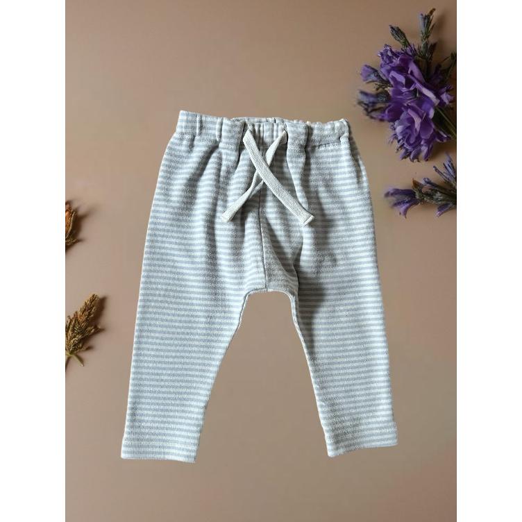 Pre-Loved Hose von Lil’ Atelier | Hellgrau gestreift | Grösse: 62