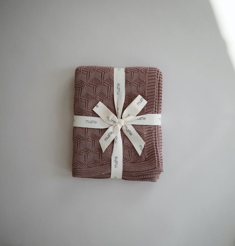 Mushie gestrickte Babydecke - Honeycomb Desert Rose