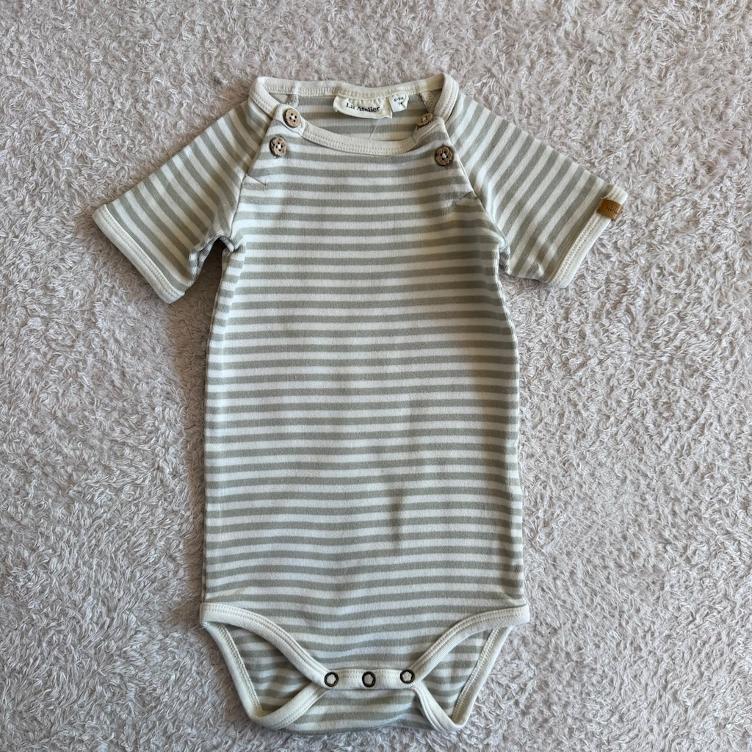 Pre Loved Body von Lil` Atelier I Moss Green Gestreift I Gr. 74