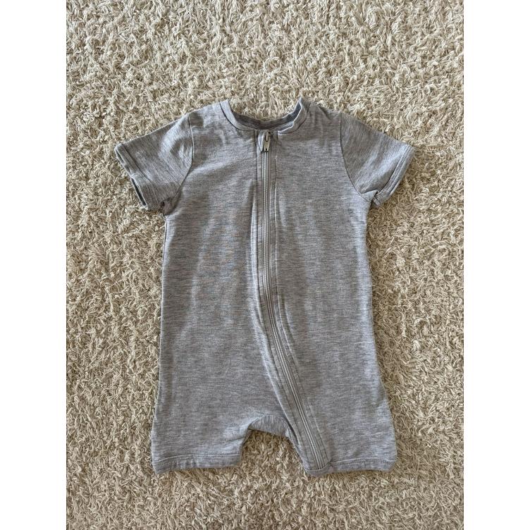 Pre Loved Kurzarm-Einteiler von KappAhl Nightwear I Hellgrau Melange I Gr. 62/68