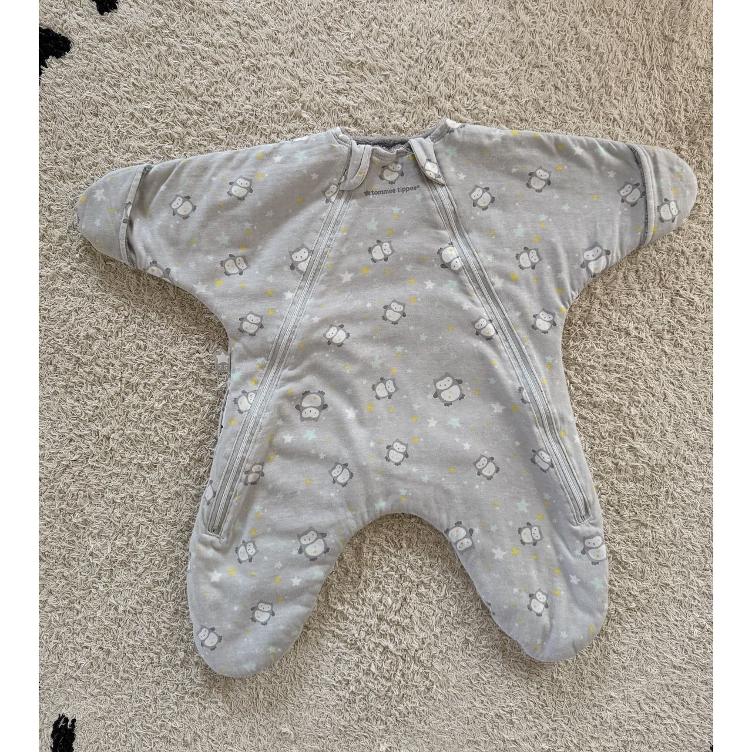 Pre Loved Winter-Overall für Babyschale von Tommee Tippee I Grau mit Print I Gr. 0–6M