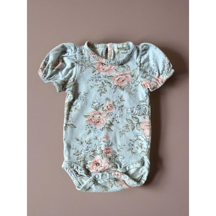 Pre-Loved Body von Newbie | Hellblau mit floralem Print & Ballonärmeln | Grösse: 62