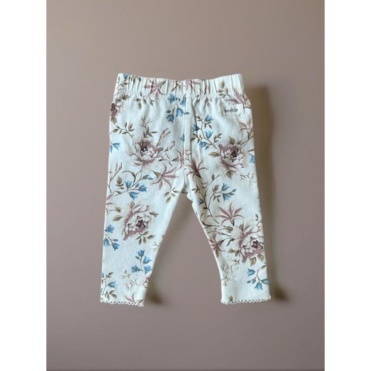 Pre-Loved Leggings von Newbie | Weiss mit floralem Print & Rüschen am Po | Grösse: 62