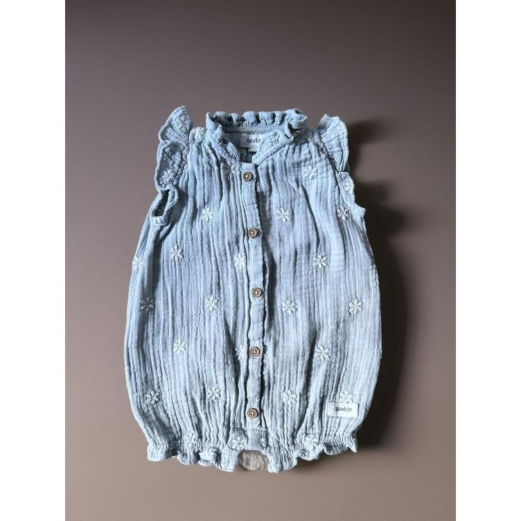 Pre-Loved Musselin-Overall | Soft Blue mit Blumenstickerei | Grösse: 56