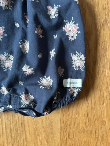 Pre-Loved Overall von Newbie | Dunkelblau mit floralem Print | Grösse: 56 - 4