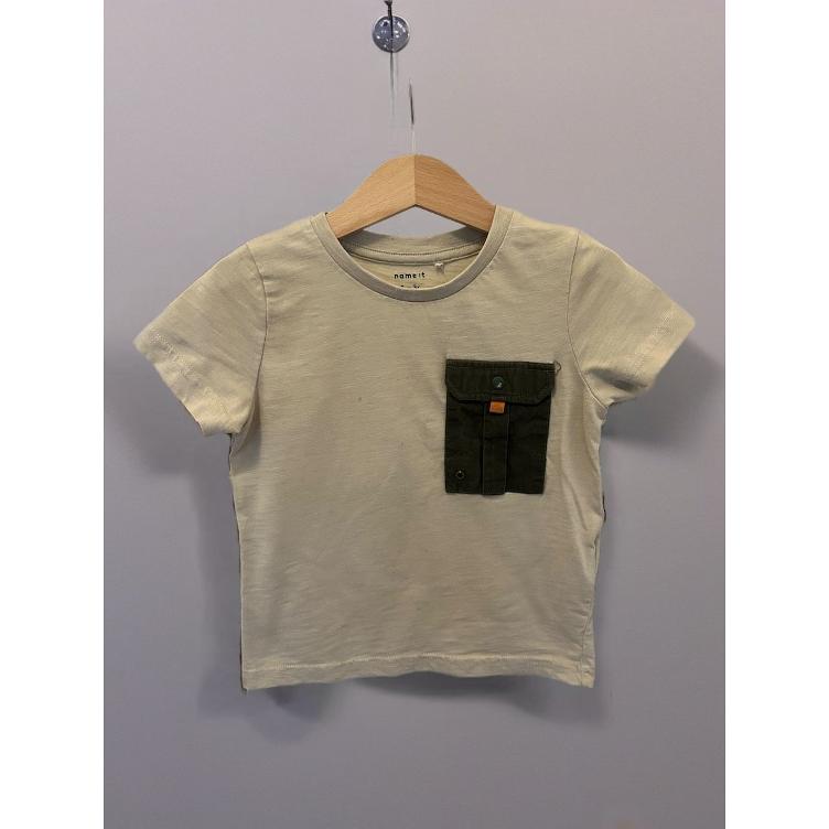 Pre-Loved T-Shirt von Name It | Beige mit grüner Tasche | Grösse: 98