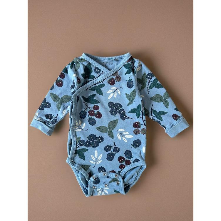 Pre-Loved Wickelbody von Lindex | Dusty Blue mit Beeren-Print | Grösse: 68