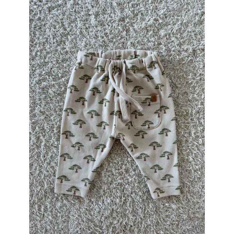 Pre Loved Hose von Lil’ Atelier I Cream mit Bonsai-Print I Gr. 56