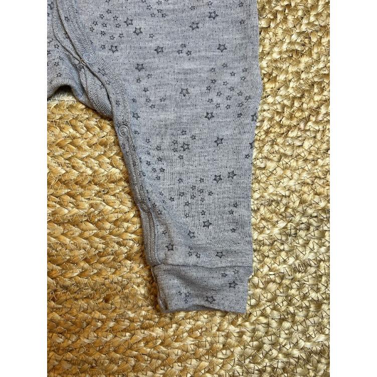 Pre‑Loved Pyjama/Strampler aus Merinowolle von FIXONI mit Sternen-Print | Grösse: 62 - 0