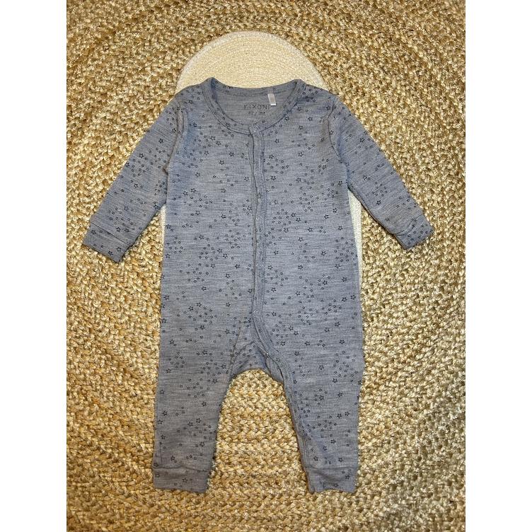 Pre‑Loved Pyjama/Strampler aus Merinowolle von FIXONI mit Sternen-Print | Grösse: 62