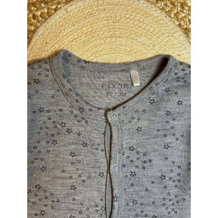 Pre‑Loved Pyjama/Strampler aus Merinowolle von FIXONI mit Sternen-Print | Grösse: 62 - 1