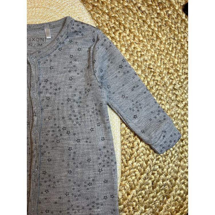 Pre‑Loved Pyjama/Strampler aus Merinowolle von FIXONI mit Sternen-Print | Grösse: 62 - 2