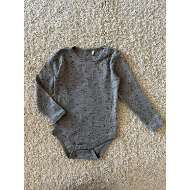 Pre Loved Woll-Seide Body von FIXONI I Grau mit Sternen I Gr. 80
