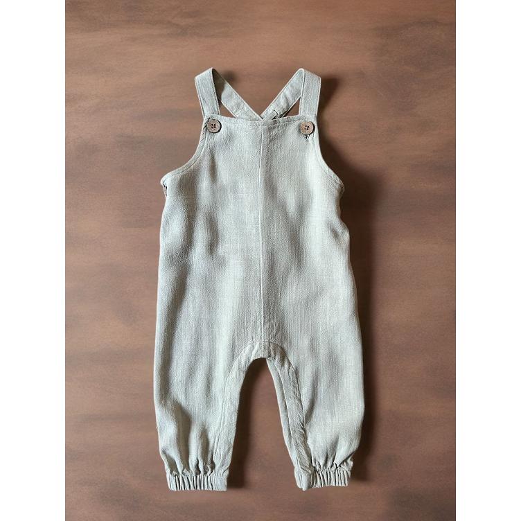 Pre-Loved Latzhose von Lil’ Atelier | Moss Gray (Hellgrün) | Grösse: 68