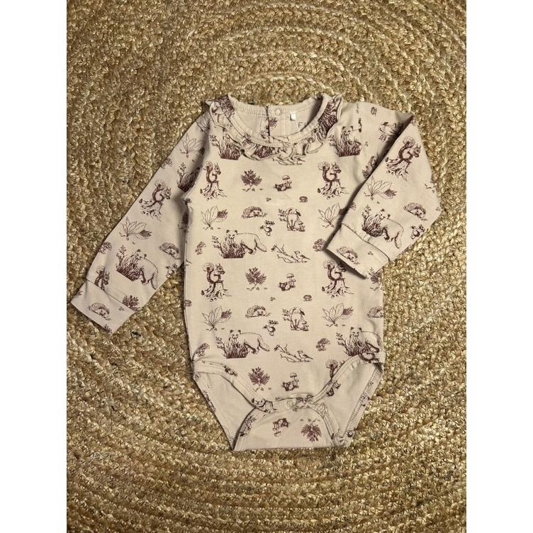Pre-Loved Body mit Ruffles von Fixoni | Altrosa mit Print | Grösse: 68