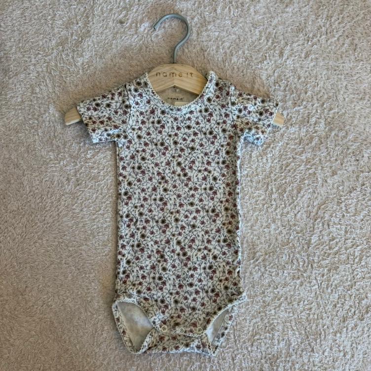 Pre Loved Kurzarm-Body von Name It I Blumenprint I Gr. 68