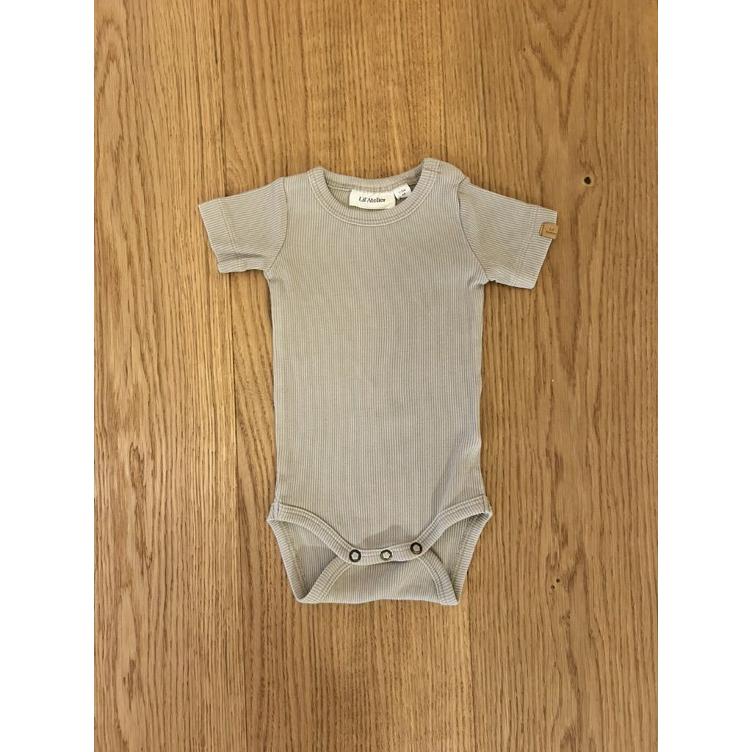Pre-Loved Kurzarm-Body von Lil Atelier | Moss Gray | Grösse: 68