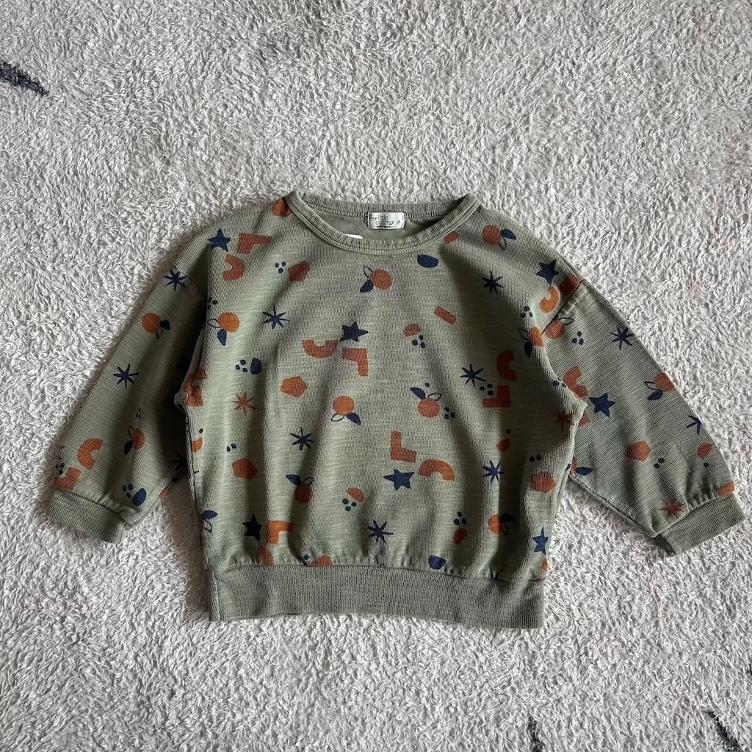 *Pre Loved Sweatshirt von COZMO I Olivegrün mit Muster I Gr. 98 / 3Y