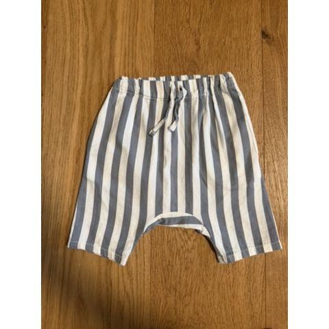 Pre-Loved Babyhose von Sense Organics | Grau/Weiss gestreift | Grösse: 0–3M